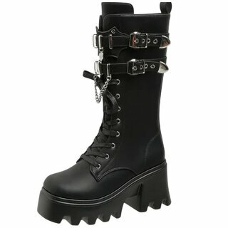 Stiefel mit Kette und Schnallen