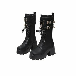 Stiefel mit Kette und Schnallen