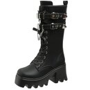 Stiefel mit Kette und Schnallen
