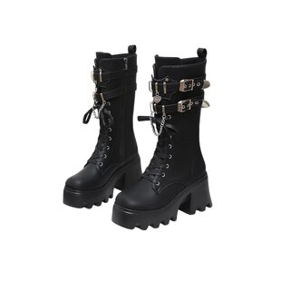 Stiefel mit Kette und Schnallen 38