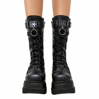Stiefel mit Schnallen, Nieten und Piercingring