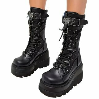 Stiefel mit Schnallen, Nieten und Piercingring