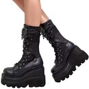 Stiefel mit Schnallen, Nieten und Piercingring